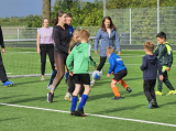 Laatste training S.K.N.W.K. JO7-1 (partijtje tegen de ouders) van maandag 27 mei 2024 (110/180)